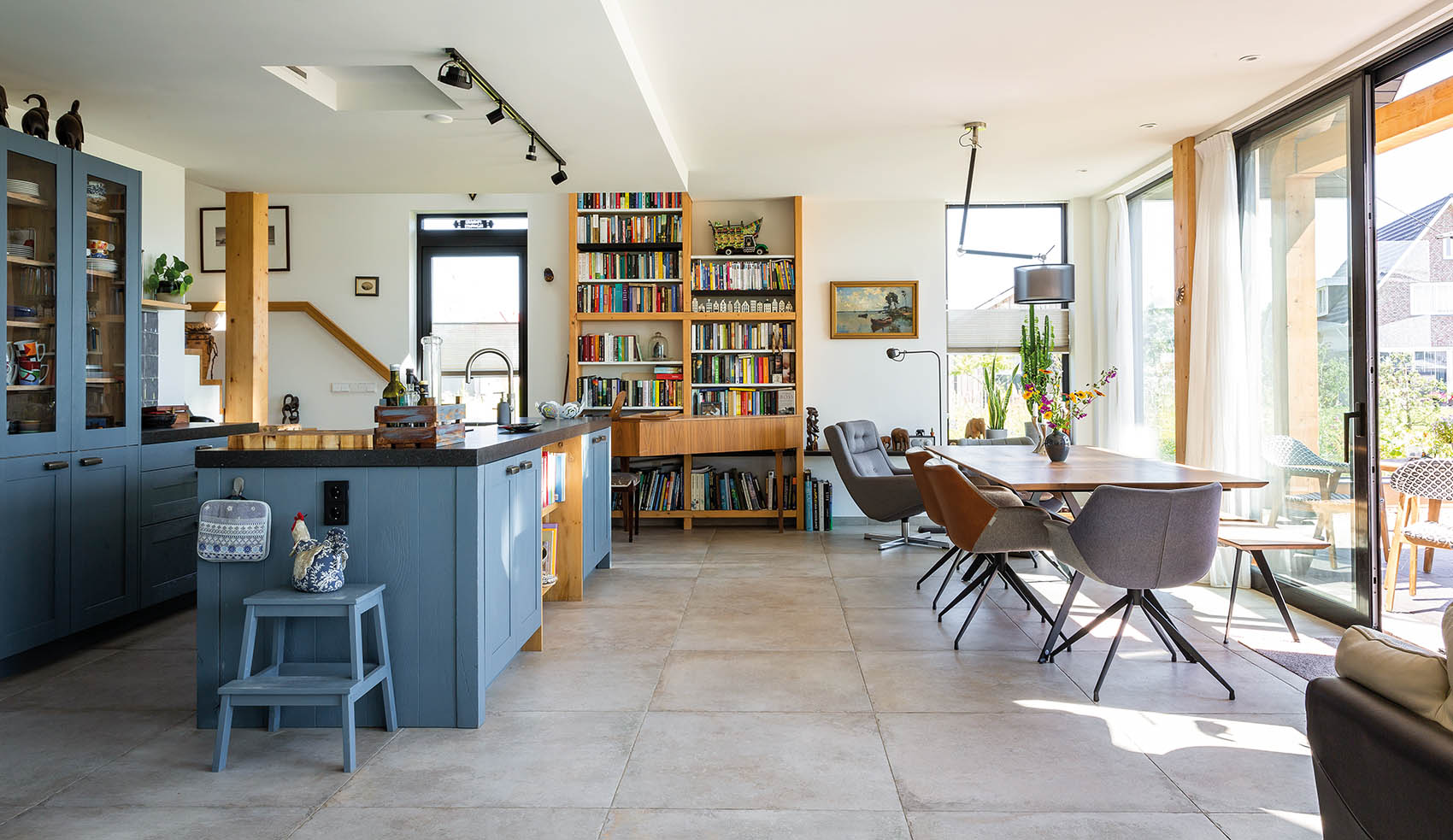 De keuken en eetkamer zijn geïntegreerd tot één ruimte
